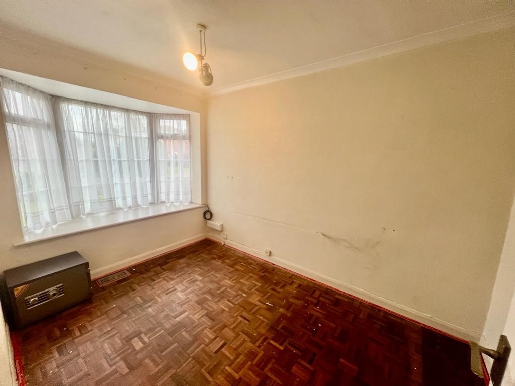 2 Manor Leaze, Egham Nevin And Wells